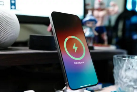 石嘴山苹果15换屏服务分享用什么充电器给iPhone15充电更好 